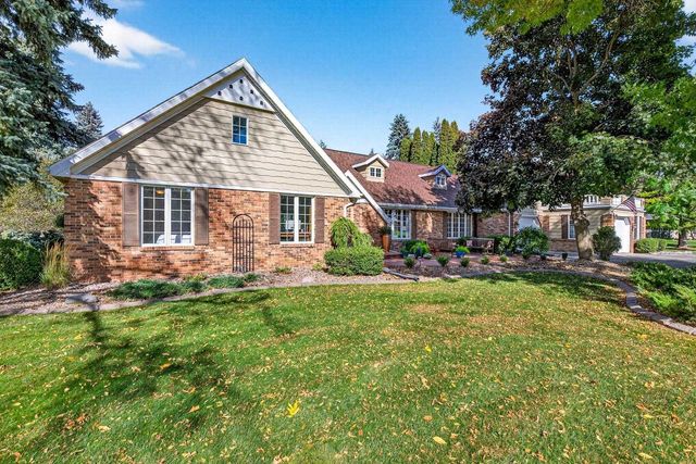 9 MEADOWBROOK LANE, Appleton, WI 54914