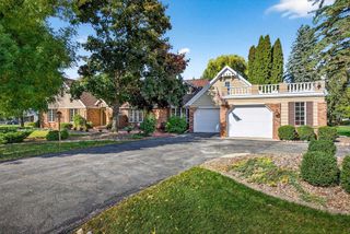 9 MEADOWBROOK LANE, Appleton, WI 54914