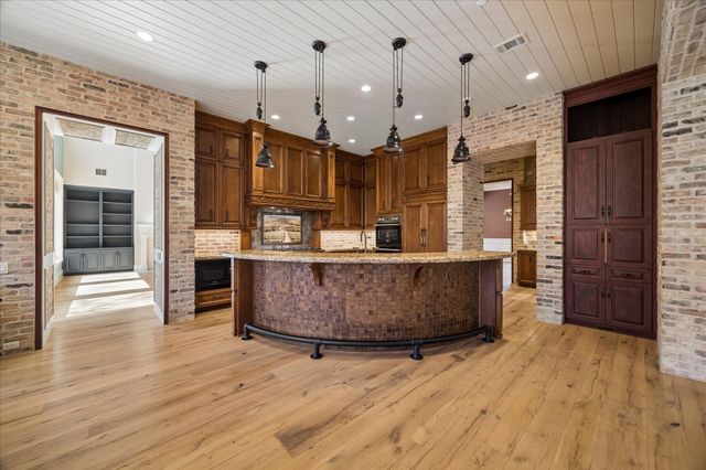 8 Greyton Lane, Bunker Hill Village, TX 77024