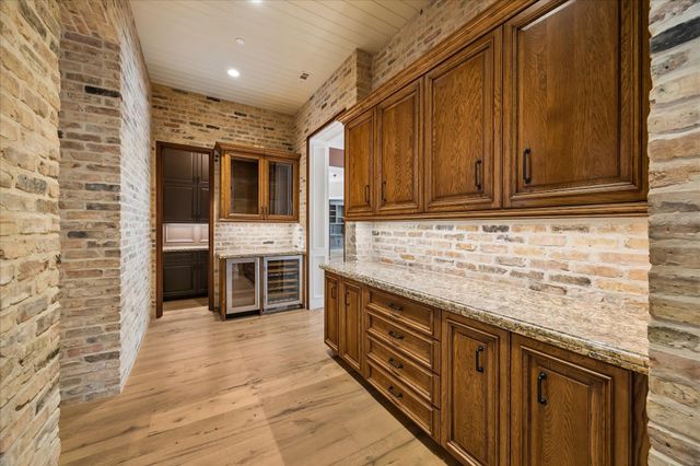 8 Greyton Lane, Bunker Hill Village, TX 77024