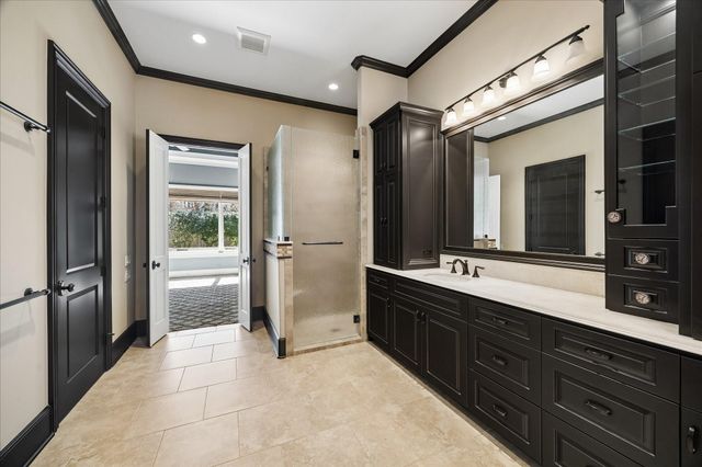 8 Greyton Lane, Bunker Hill Village, TX 77024