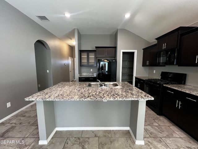 924 Coyote Melon Drive, Socorro, TX 79927