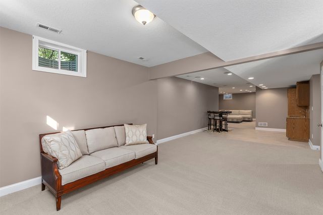 1683 S 49th Street, West Des Moines, IA 50265