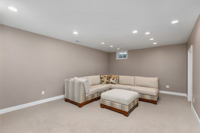 1683 S 49th Street, West Des Moines, IA 50265