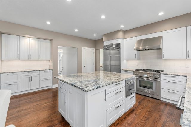 1683 S 49th Street, West Des Moines, IA 50265