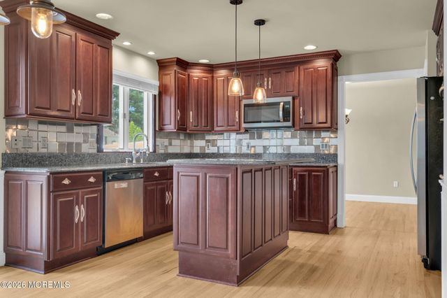 945 Tunesbrook Drive, Toms River, NJ 08753