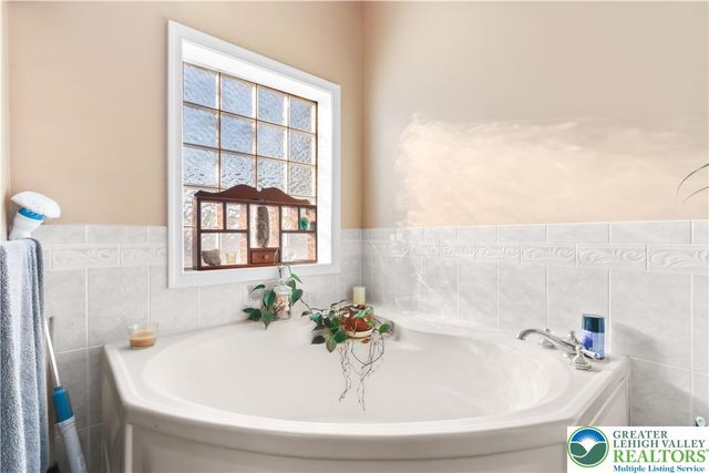 3471 Lil Wolf Drive, South Whitehall Twp, PA 18069