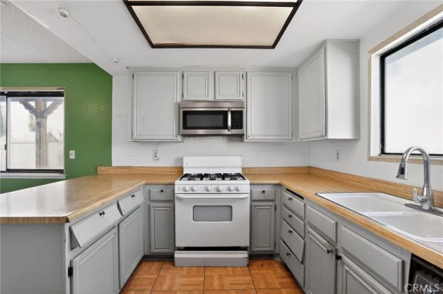 2559 E Avenue J2, Lancaster, CA 93535