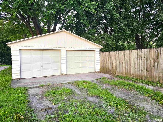 202 S Wood Street, Athens, IL 62613