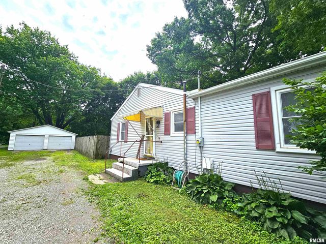 202 S Wood Street, Athens, IL 62613