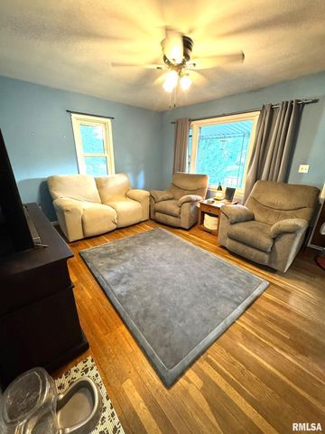 202 S Wood Street, Athens, IL 62613