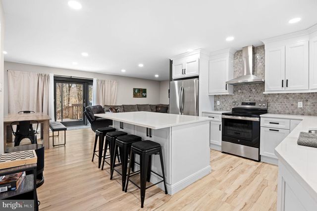 70 PINEKNOLL DR, Lake Harmony, PA 18624