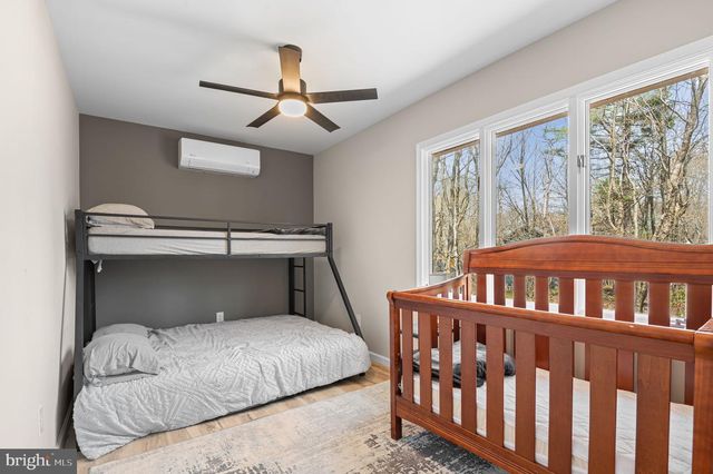 70 PINEKNOLL DR, Lake Harmony, PA 18624