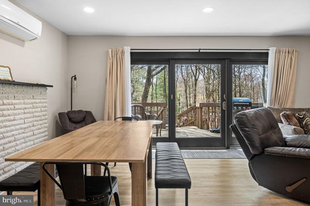 70 PINEKNOLL DR, Lake Harmony, PA 18624