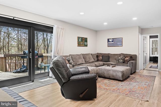 70 PINEKNOLL DR, Lake Harmony, PA 18624