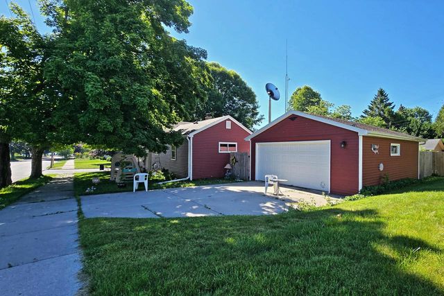2402 S 9th STREET, Manitowoc, WI 54220