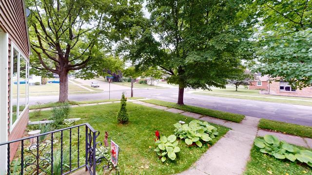 2402 S 9th STREET, Manitowoc, WI 54220