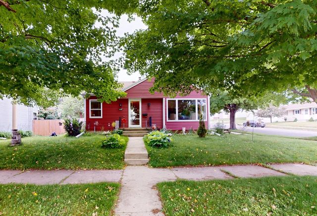 2402 S 9th STREET, Manitowoc, WI 54220