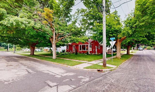 2402 S 9th STREET, Manitowoc, WI 54220