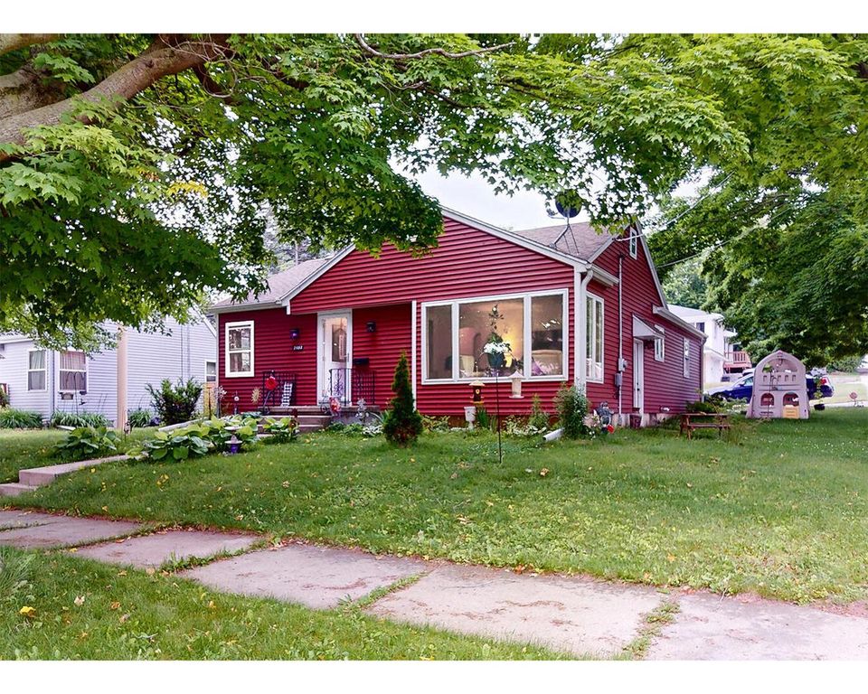 2402 S 9th STREET, Manitowoc, WI 54220