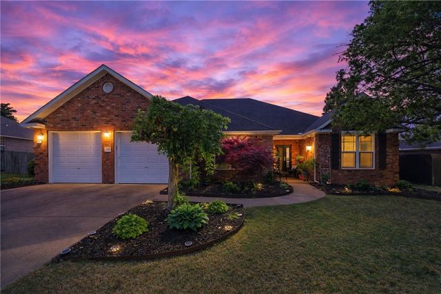 1299 Saint Andrews Circle, Fayetteville, AR 72701