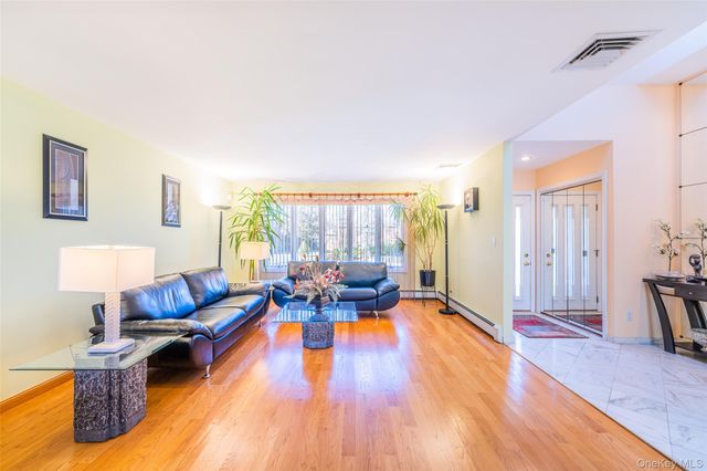 192 Birch Drive, Manhasset Hills, NY 11040