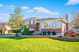 192 Birch Drive, Manhasset Hills, NY 11040