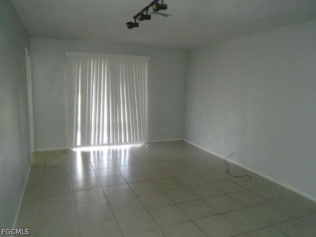 636 SE 13th CT, Cape Coral, FL 33990