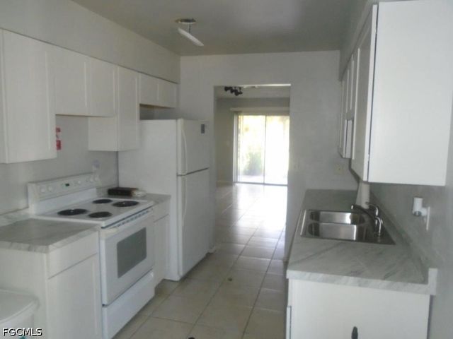 636 SE 13th CT, Cape Coral, FL 33990