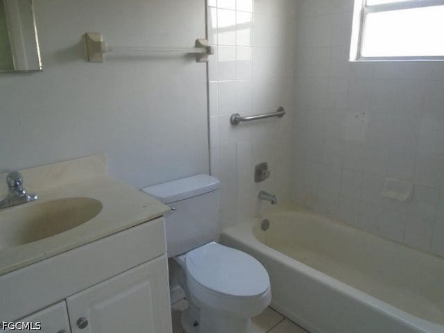636 SE 13th CT, Cape Coral, FL 33990