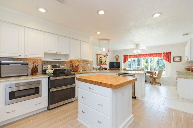 2207 N CREEK COURT, Sun City Center, FL 33573