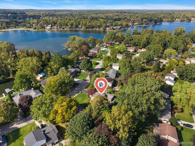 2767 Saturn Drive, Orion Charter Township, MI 48360