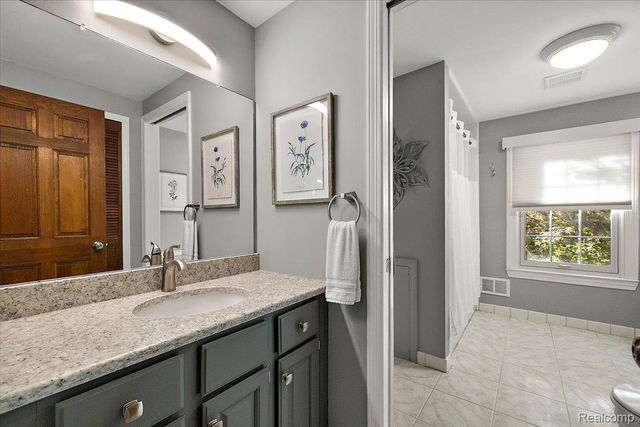 2767 Saturn Drive, Orion Charter Township, MI 48360