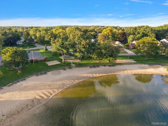 2767 Saturn Drive, Orion Charter Township, MI 48360