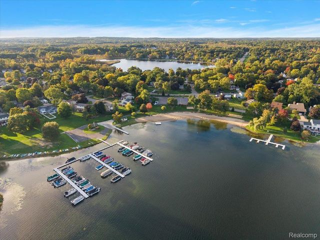 2767 Saturn Drive, Orion Charter Township, MI 48360