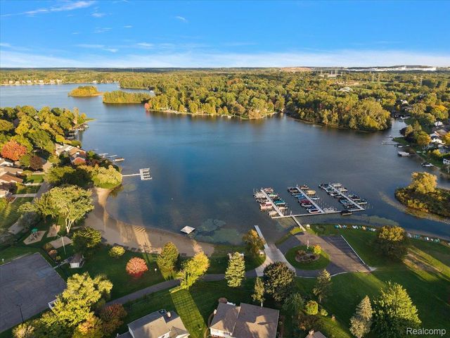 2767 Saturn Drive, Orion Charter Township, MI 48360