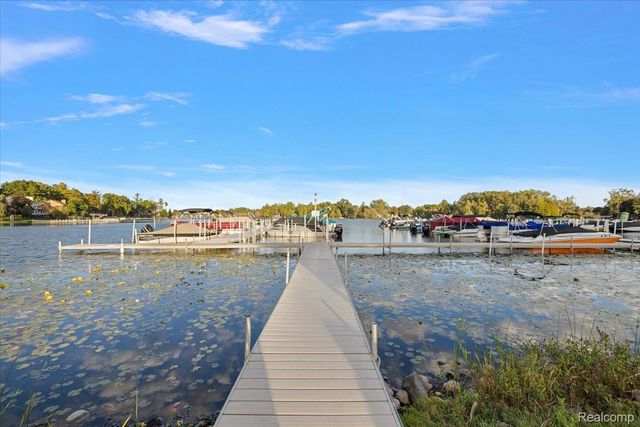 2767 Saturn Drive, Orion Charter Township, MI 48360