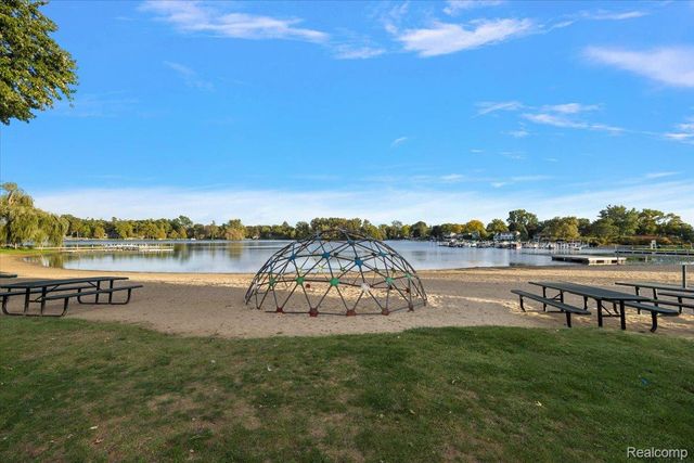 2767 Saturn Drive, Orion Charter Township, MI 48360