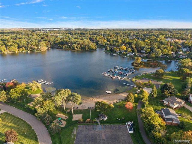 2767 Saturn Drive, Orion Charter Township, MI 48360