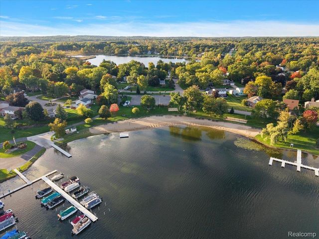 2767 Saturn Drive, Orion Charter Township, MI 48360