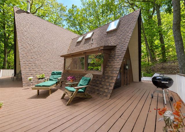 101 Longfellow Lane, Port Jefferson, NY 11777