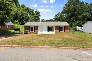 855 Woodcote Drive, Winston-salem, NC 27107