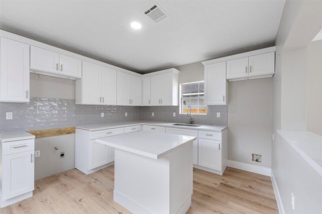 219 E James Street, Baytown, TX 77520