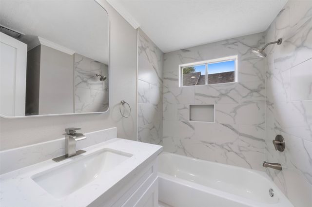 219 E James Street, Baytown, TX 77520