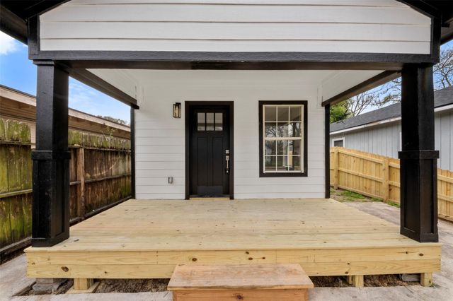 219 E James Street, Baytown, TX 77520