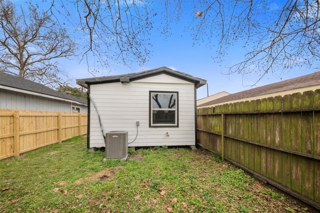 219 E James Street, Baytown, TX 77520