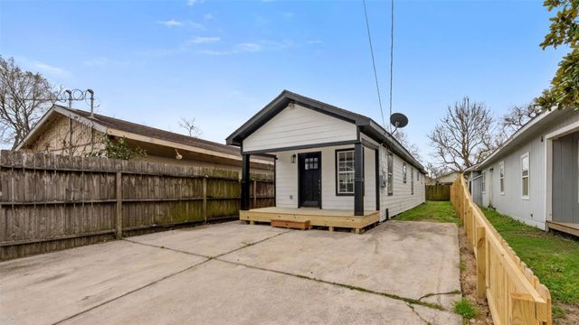 219 E James Street, Baytown, TX 77520