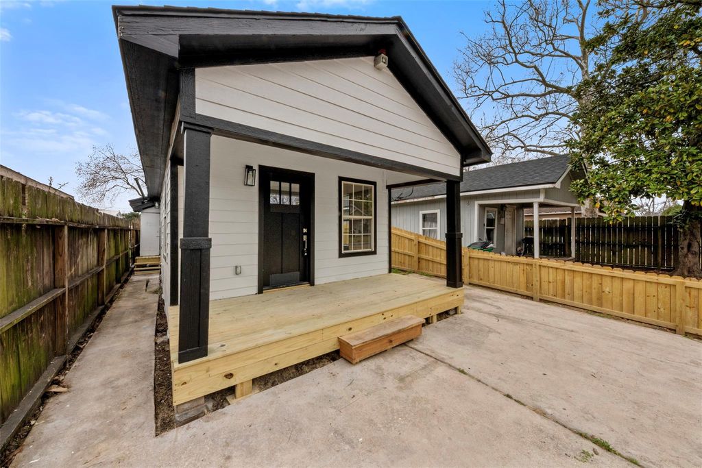 219 E James Street, Baytown, TX 77520