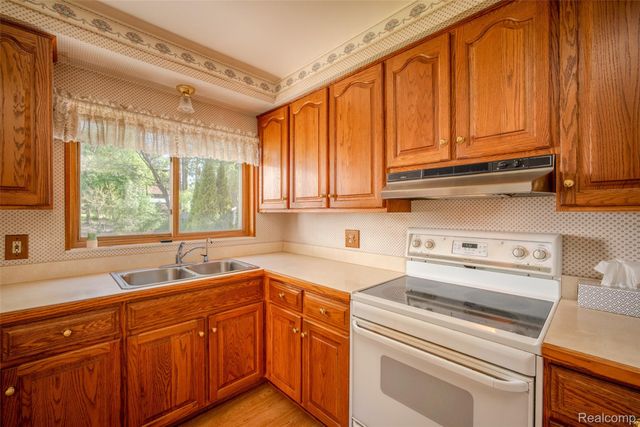 4120 Baybrook Drive, Waterford Charter Township, MI 48329