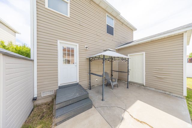 2011 N 2095 W, Clinton, UT 84015